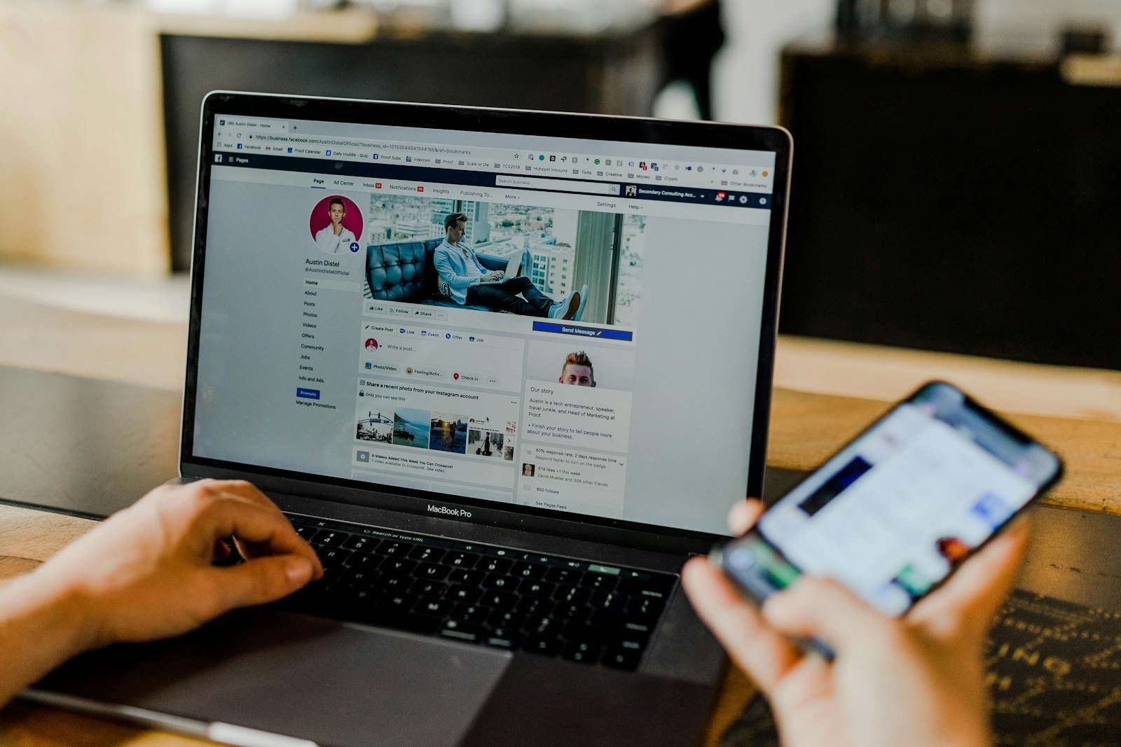 Page Facebook d’entreprise affichée sur un ordinateur et un smartphone